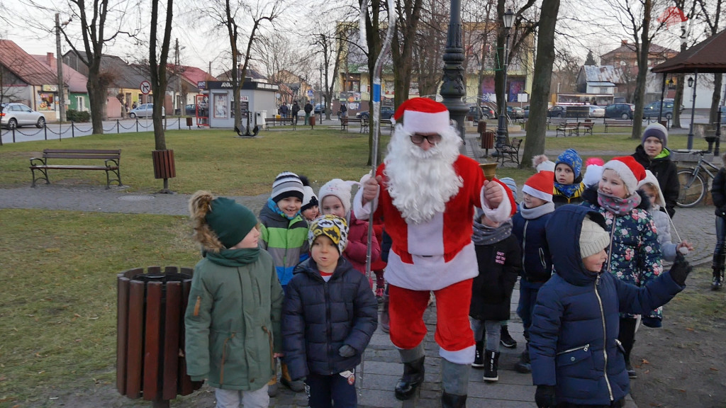 Radosne zapalenie lampek na choince w Radoszycach [wideo, zdjęcia]