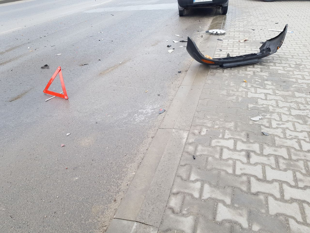 Końskie: Zderzenie dwóch aut na Armii Krajowej [zdjęcia, wideo]