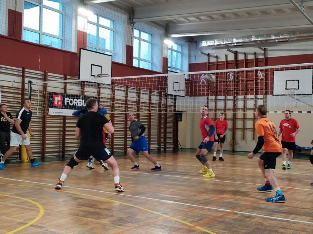 Absolwenci zagrali o puchar dyrektora [zdjęcia]