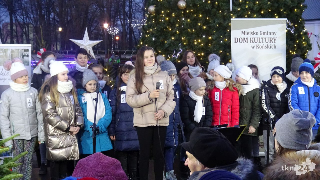 Rozdawali choinki mieszkańcom Końskich [wideo, zdjęcia]