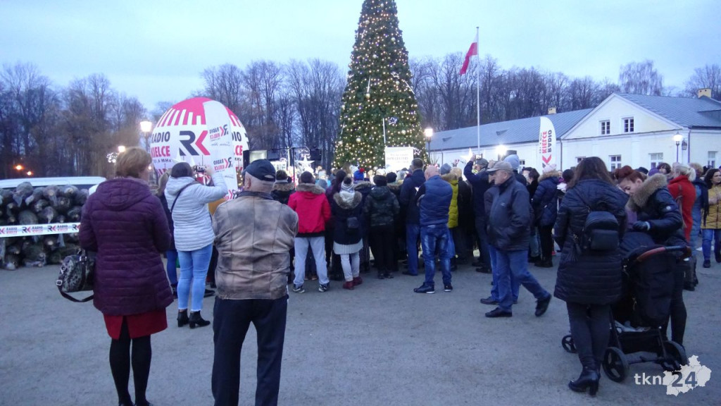 Rozdawali choinki mieszkańcom Końskich [wideo, zdjęcia]