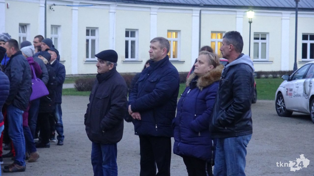 Rozdawali choinki mieszkańcom Końskich [wideo, zdjęcia]