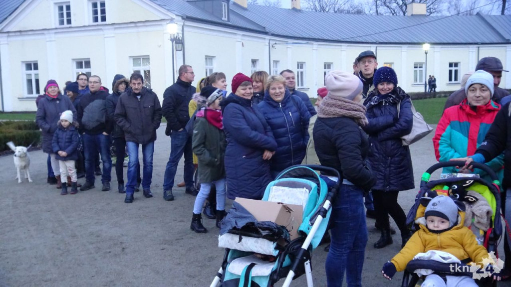 Rozdawali choinki mieszkańcom Końskich [wideo, zdjęcia]
