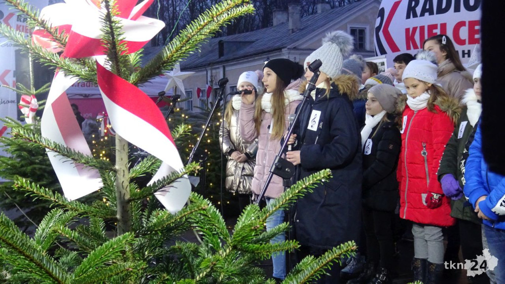 Rozdawali choinki mieszkańcom Końskich [wideo, zdjęcia]