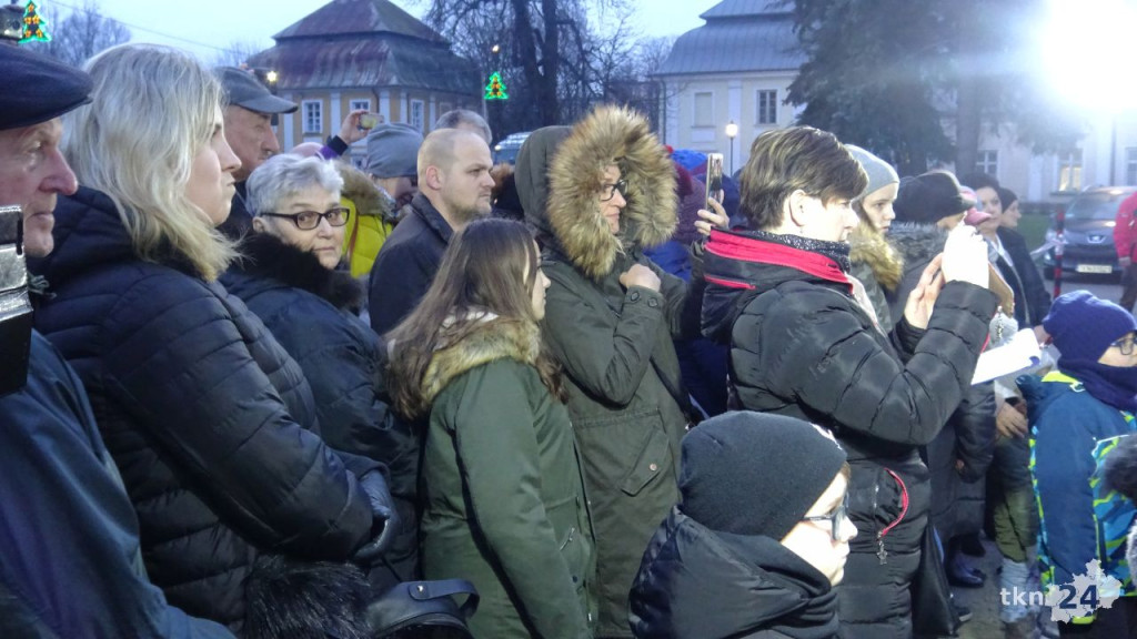 Rozdawali choinki mieszkańcom Końskich [wideo, zdjęcia]