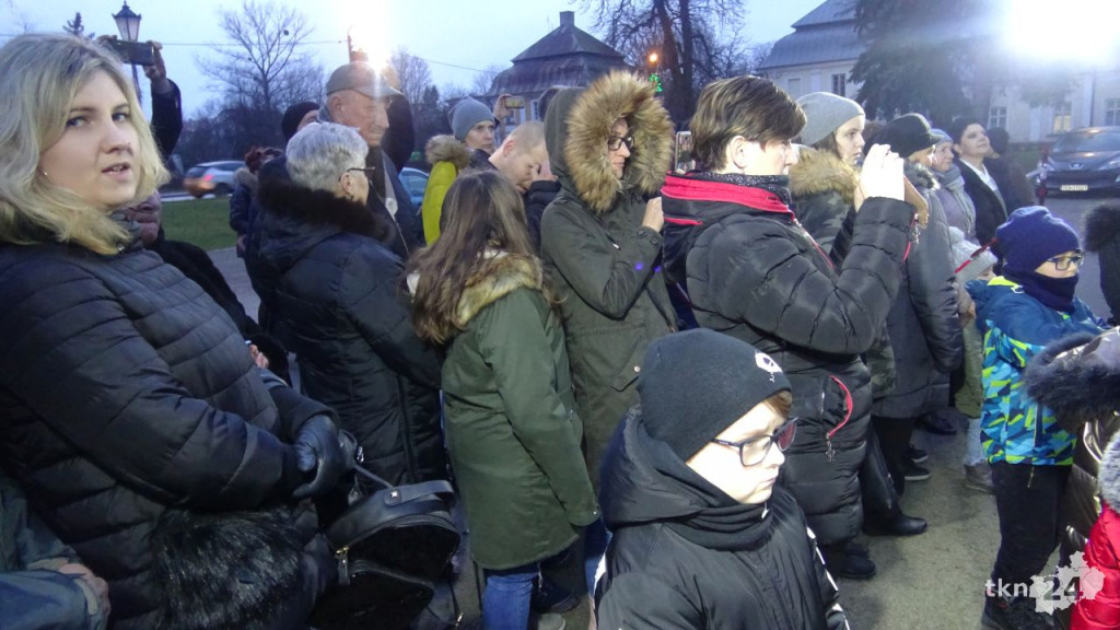 Rozdawali choinki mieszkańcom Końskich [wideo, zdjęcia]
