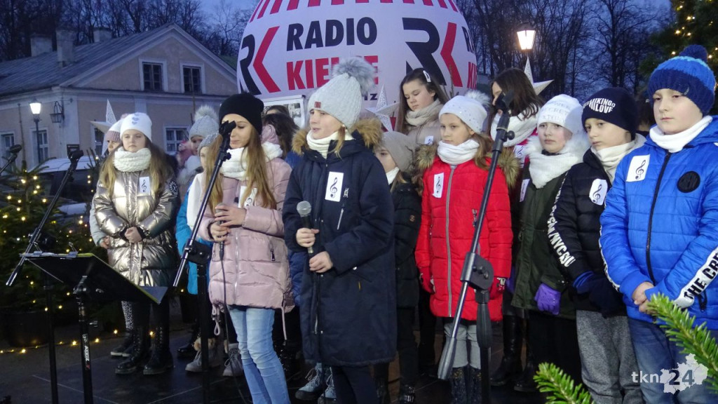 Rozdawali choinki mieszkańcom Końskich [wideo, zdjęcia]