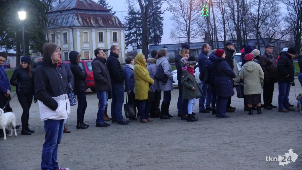 Rozdawali choinki mieszkańcom Końskich [wideo, zdjęcia]