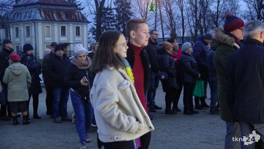 Rozdawali choinki mieszkańcom Końskich [wideo, zdjęcia]