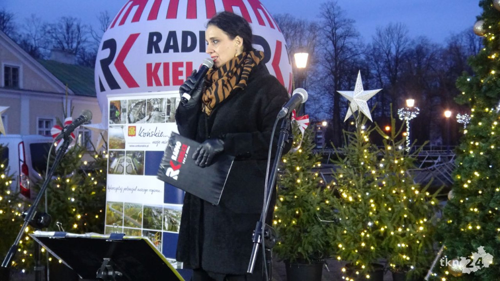 Rozdawali choinki mieszkańcom Końskich [wideo, zdjęcia]