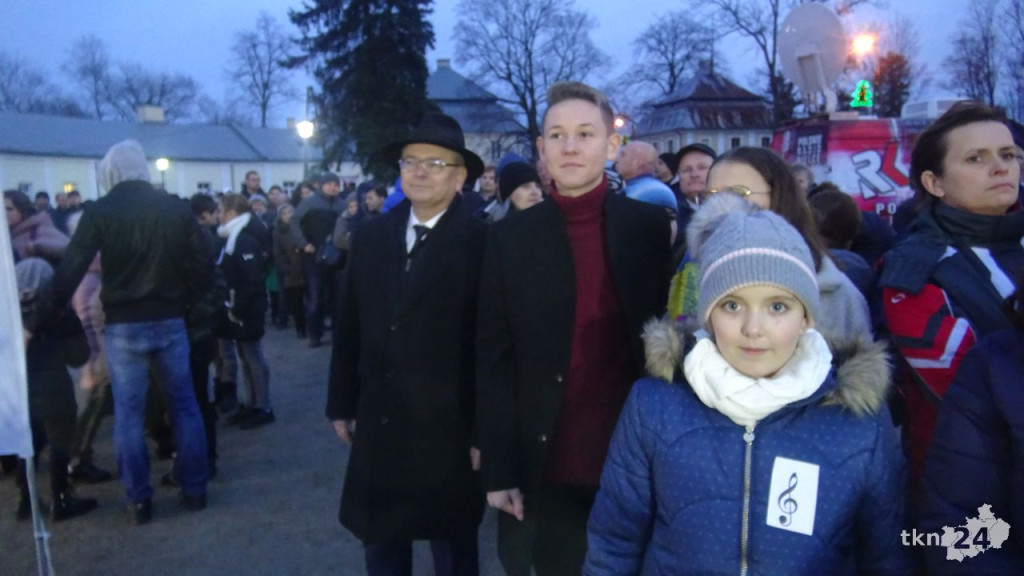 Rozdawali choinki mieszkańcom Końskich [wideo, zdjęcia]