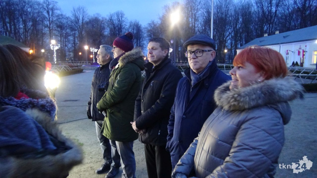 Rozdawali choinki mieszkańcom Końskich [wideo, zdjęcia]