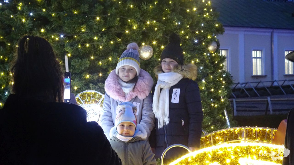 Rozdawali choinki mieszkańcom Końskich [wideo, zdjęcia]