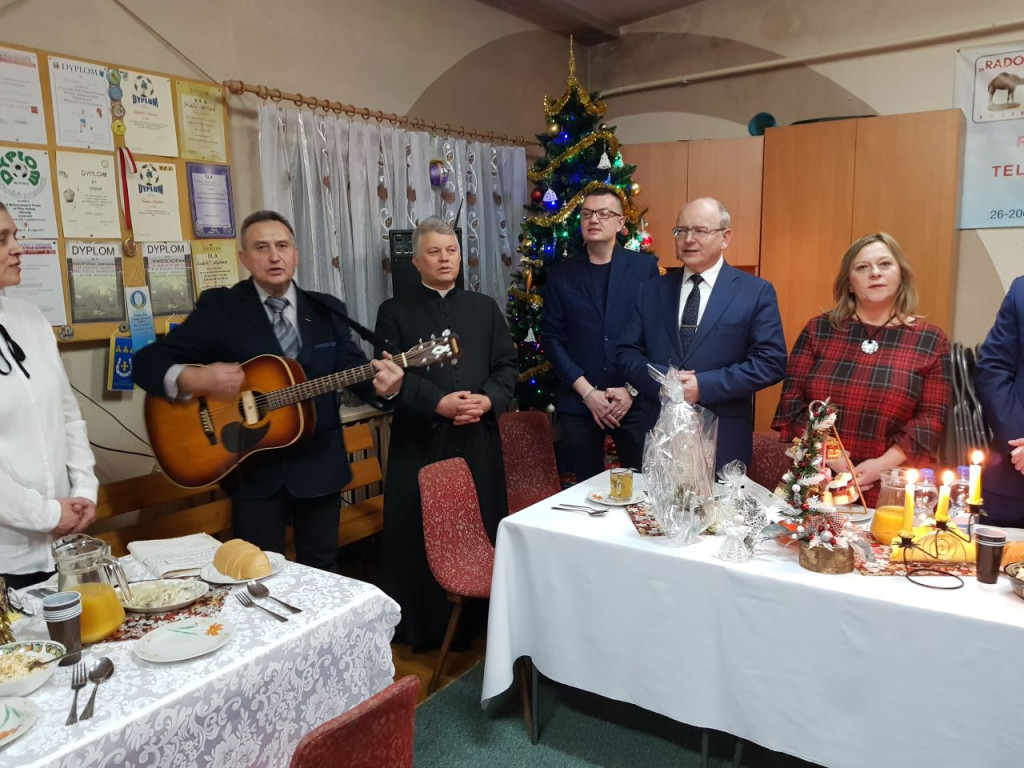 Abstynenci z `Radości` zasiedli do wigilijnego stołu [wideo, zdjęcia]