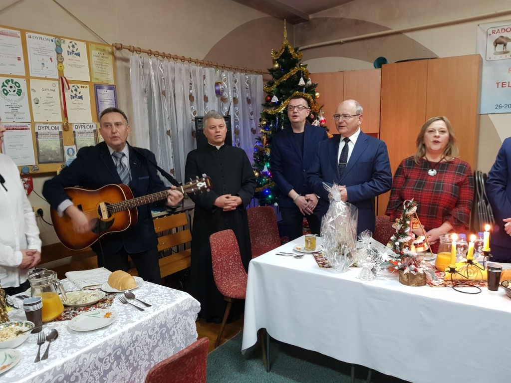 Abstynenci z `Radości` zasiedli do wigilijnego stołu [wideo, zdjęcia]