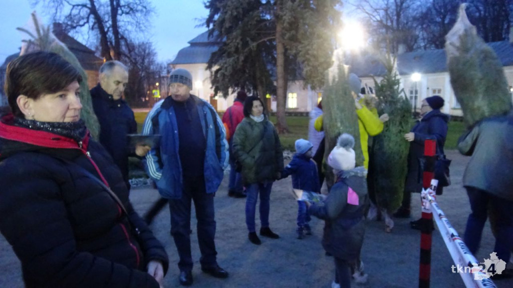 Rozdawali choinki mieszkańcom Końskich [wideo, zdjęcia]