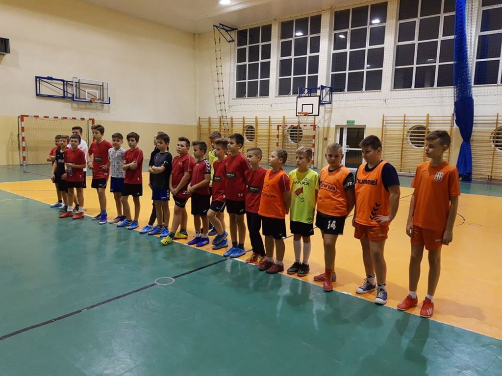 Młodzi sportowcy z KS Smyków rozegrali Mikołajowy Turniej w piłce nożnej [zdjęcia]