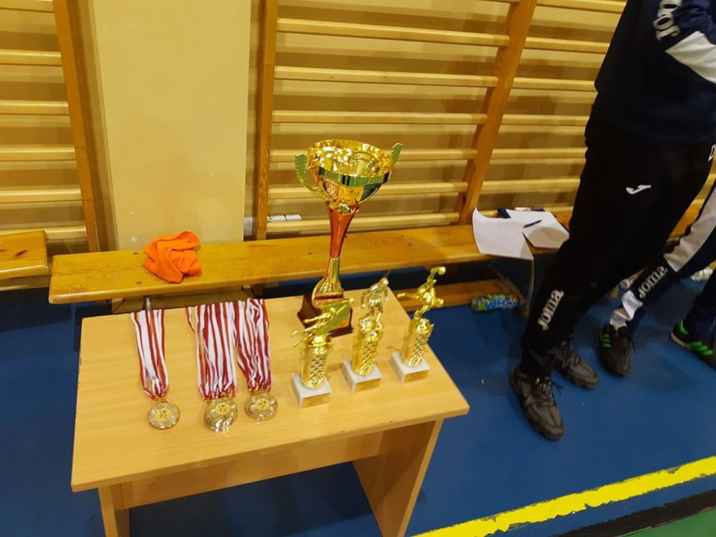 Młodzi sportowcy z KS Smyków rozegrali Mikołajowy Turniej w piłce nożnej [zdjęcia]