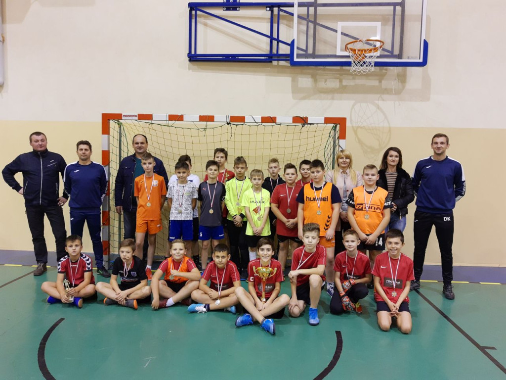 Młodzi sportowcy z KS Smyków rozegrali Mikołajowy Turniej w piłce nożnej [zdjęcia]
