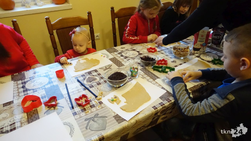 Najmłodsi z Rogowa piekli świąteczne pierniki [wideo, zdjęcia]