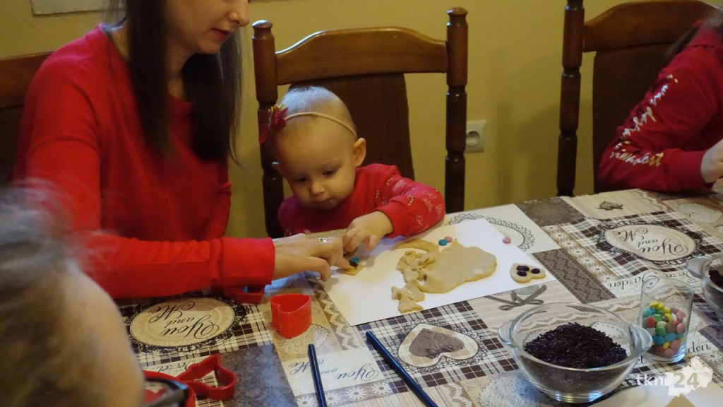 Najmłodsi z Rogowa piekli świąteczne pierniki [wideo, zdjęcia]
