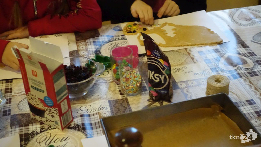 Najmłodsi z Rogowa piekli świąteczne pierniki [wideo, zdjęcia]