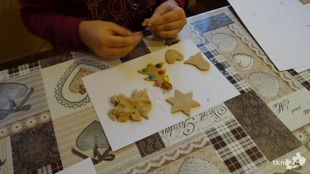 Najmłodsi z Rogowa piekli świąteczne pierniki [wideo, zdjęcia]