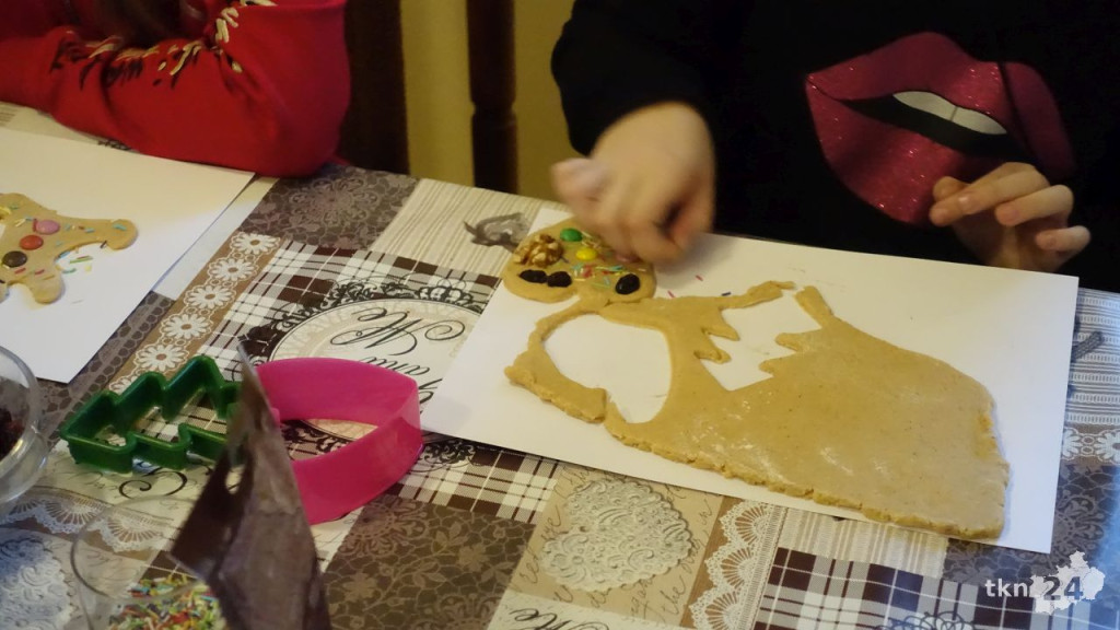 Najmłodsi z Rogowa piekli świąteczne pierniki [wideo, zdjęcia]
