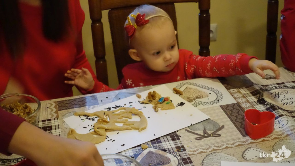 Najmłodsi z Rogowa piekli świąteczne pierniki [wideo, zdjęcia]