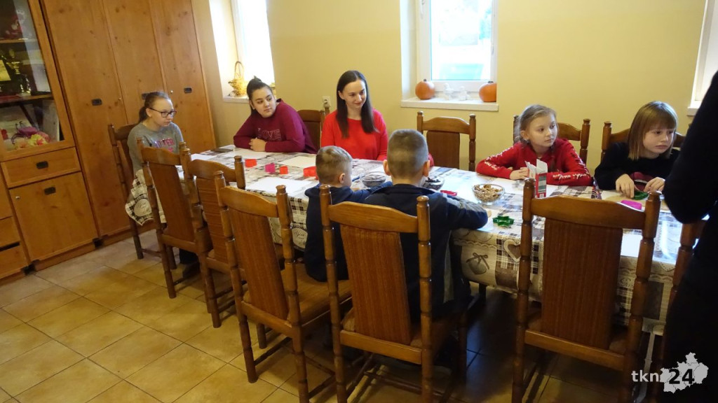 Najmłodsi z Rogowa piekli świąteczne pierniki [wideo, zdjęcia]