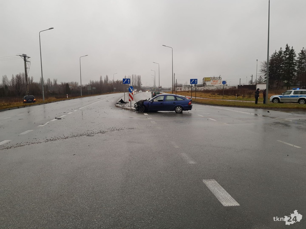 Zderzenie opla i volkswagena na koneckiej obwodnicy [zdjęcia]