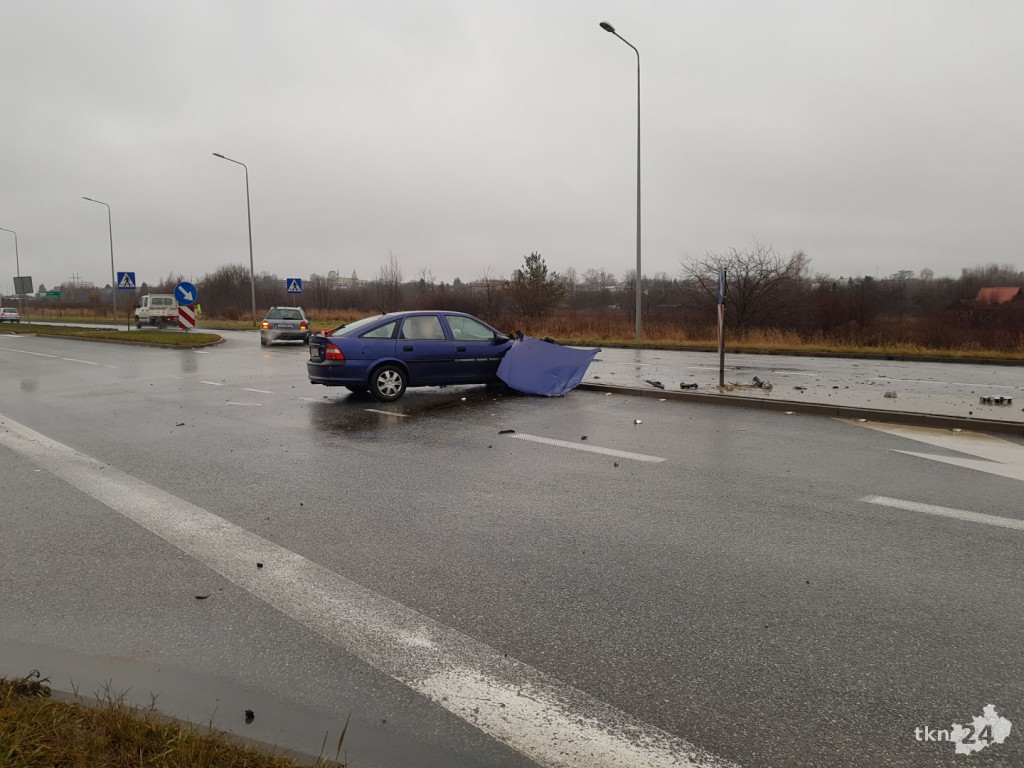 Zderzenie opla i volkswagena na koneckiej obwodnicy [zdjęcia]