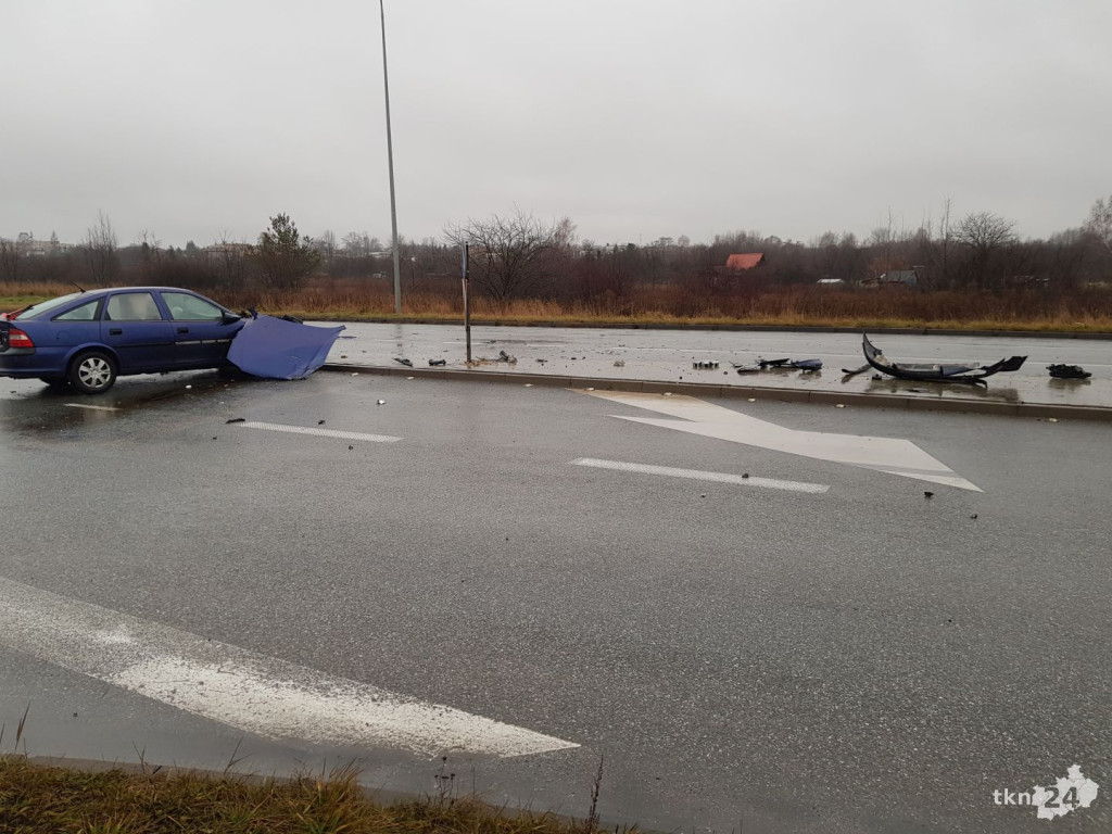 Zderzenie opla i volkswagena na koneckiej obwodnicy [zdjęcia]