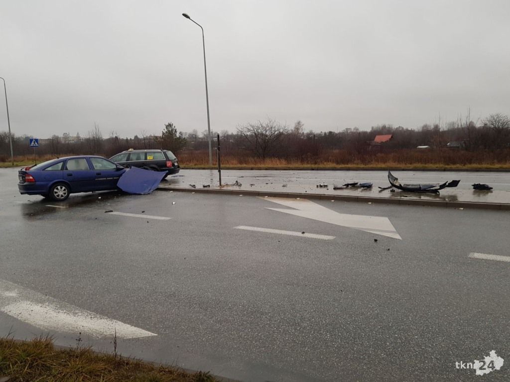 Zderzenie opla i volkswagena na koneckiej obwodnicy [zdjęcia]