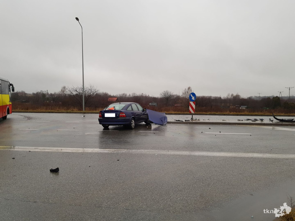 Zderzenie opla i volkswagena na koneckiej obwodnicy [zdjęcia]