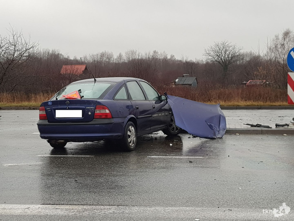 Zderzenie opla i volkswagena na koneckiej obwodnicy [zdjęcia]