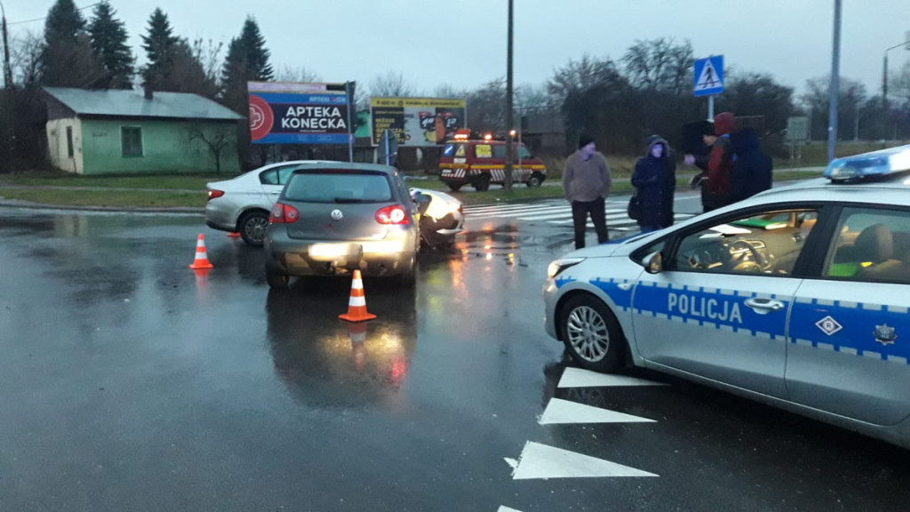 Kolizja na rondzie przy Starostwie Powiatowym w Końskich [zdjęcia]
