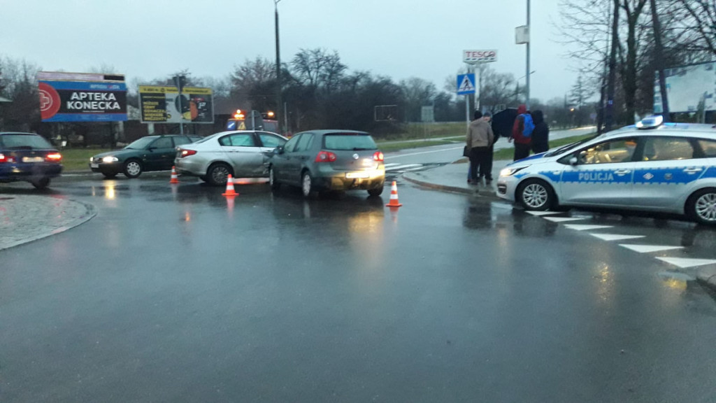 Kolizja na rondzie przy Starostwie Powiatowym w Końskich [zdjęcia]