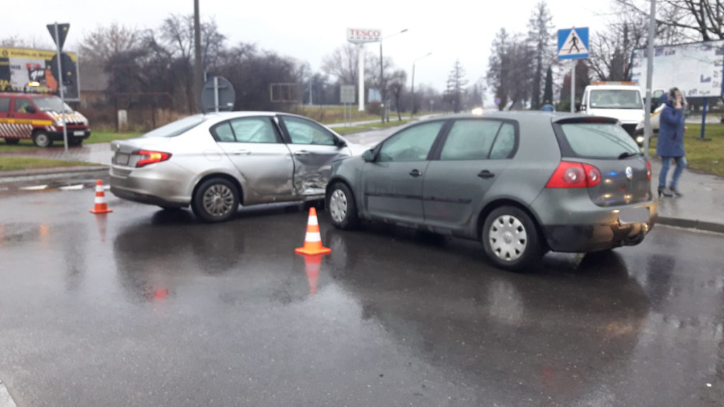 Kolizja na rondzie przy Starostwie Powiatowym w Końskich [zdjęcia]