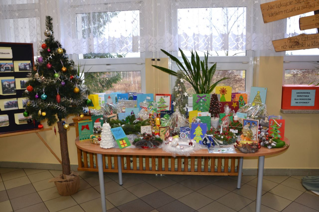 Nagrodzono najpiękniejsze stroiki i kartki świąteczne uczniów z Rogowa [zdjęcia]