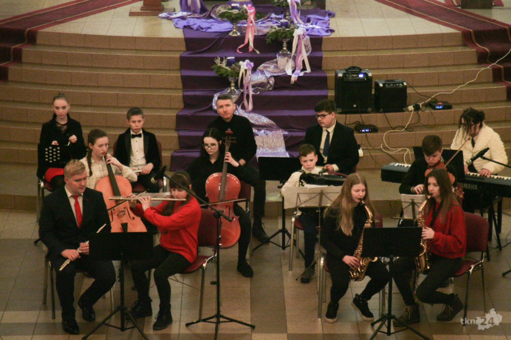 Uczniowie szkoły muzycznej w Końskich zagrali tradycyjny koncert kolęd [wideo, zdjęcia]