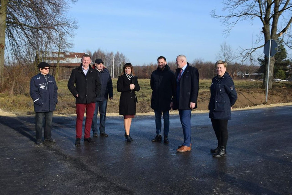 Gowarczów: Droga w Miłakowie ukończona. Trzy nowe powstaną w 2020 roku! [zdjęcia]