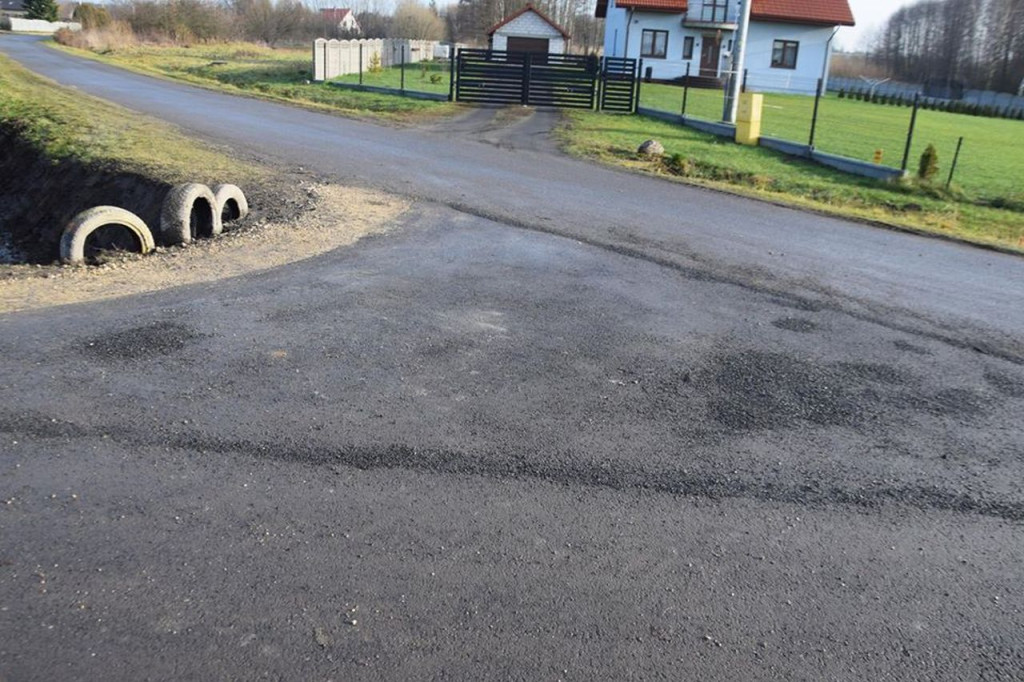 Gowarczów: Droga w Miłakowie ukończona. Trzy nowe powstaną w 2020 roku! [zdjęcia]