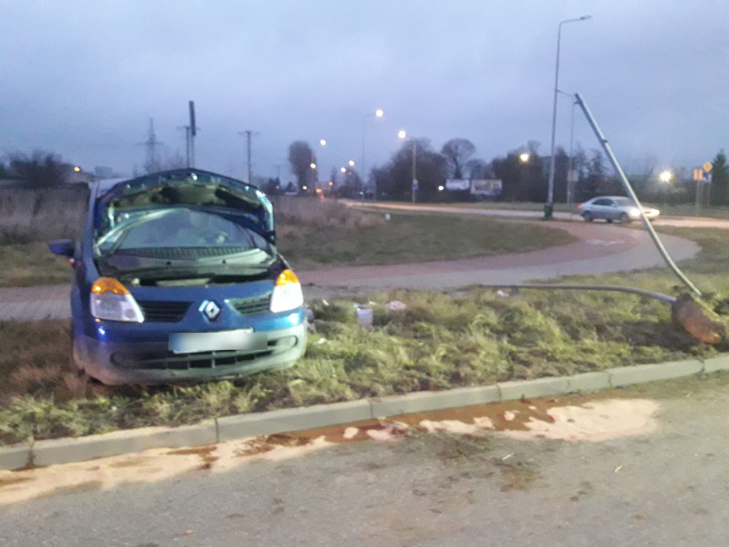 Tajemniczy wypadek w sylwestrową noc na obwodnicy Końskich [zdjęcia]
