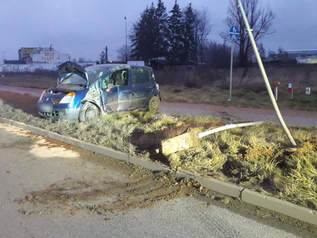 Tajemniczy wypadek w sylwestrową noc na obwodnicy Końskich [zdjęcia]