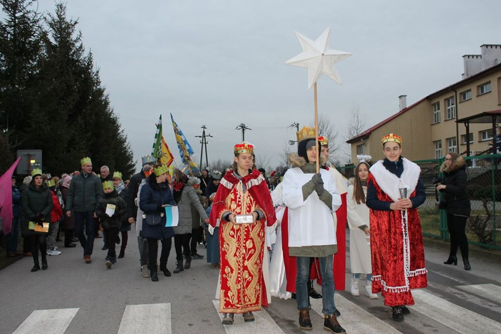 Trzej Królowie przeszli ulicami w Miedzierzy! [wideo, zdjęcia]
