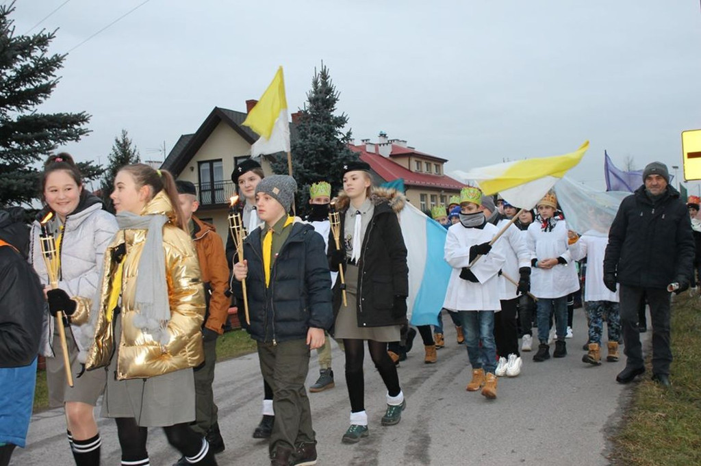 Trzej Królowie przeszli ulicami w Miedzierzy! [wideo, zdjęcia]