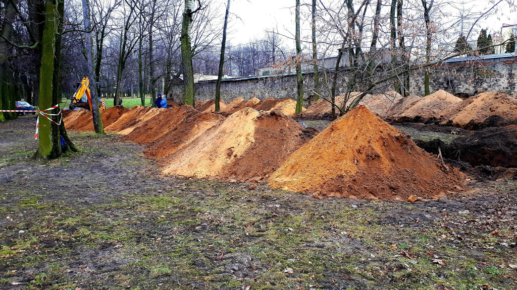 Nie odnaleziono grobów przy dawnym UB w Końskich [zdjęcia]