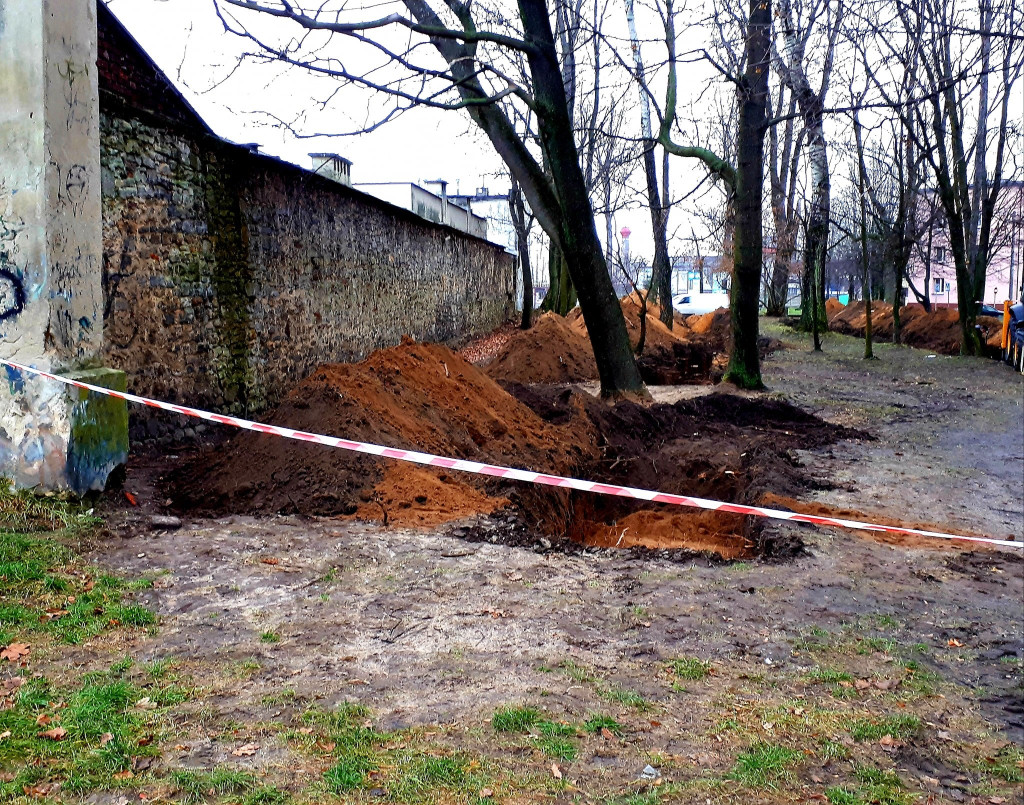 Nie odnaleziono grobów przy dawnym UB w Końskich [zdjęcia]