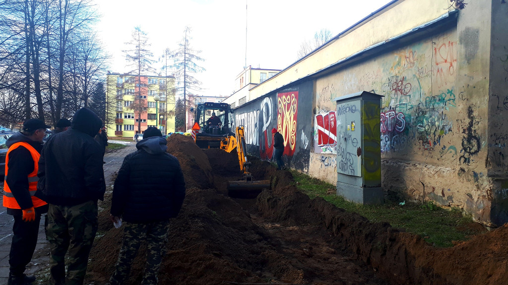 Nie odnaleziono grobów przy dawnym UB w Końskich [zdjęcia]